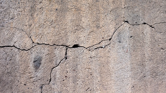 Comment enlever les taches d'engrais orange sur le béton