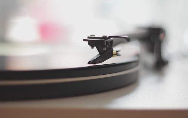 Comment installer des carreaux de céramique sur un plancher de vinyle