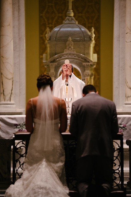 Quelles sont les paroles exactes d un prêtre lors d un mariage