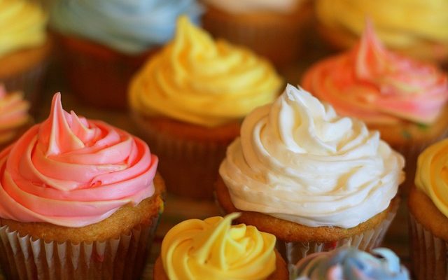 Comment faire du glaçage coloré pour les gâteaux d'anniversaire